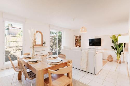 uma cozinha e sala de jantar com mesa e cadeiras em Le Cocon de Lespinasse - Parking - Checkin Autonome em Lespinasse