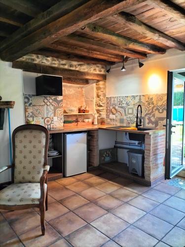 - une cuisine avec un bureau et une chaise dans la chambre dans l'établissement Allotjament rural Cal Xato, à Maureillas