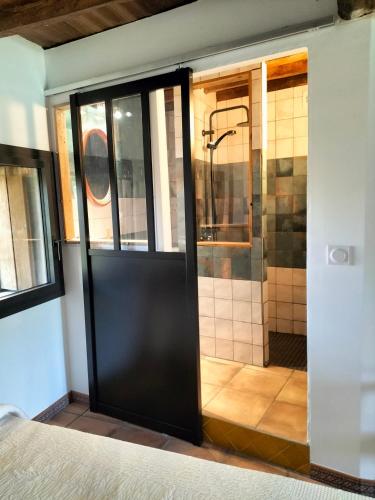 La salle de bains est pourvue d'une douche. dans l'établissement Allotjament rural Cal Xato, à Maureillas