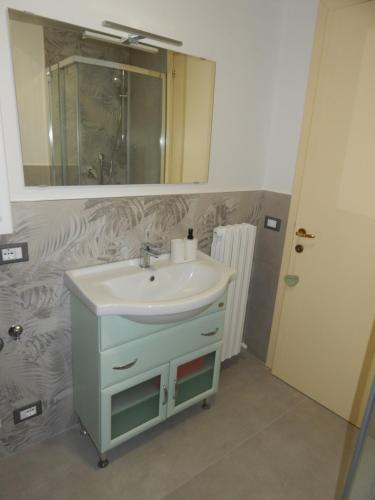 a bathroom with a sink and a mirror at Appartamento Aria D'Abete, Sirolo in Sirolo