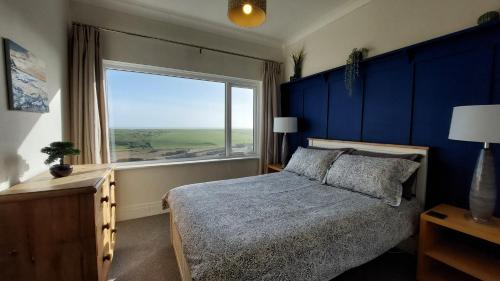 1 dormitorio con cama y ventana grande en The Lookout, en Penally