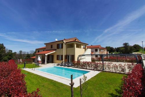 uma casa com piscina num quintal em Ferienhaus für 20 Personen in Banjole, Istrien Istrische Riviera - b55564 em Banjole