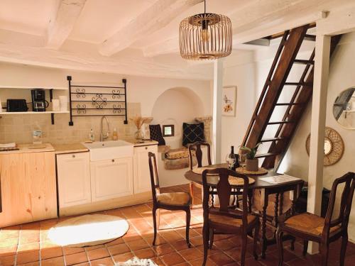 a kitchen and dining room with a table and chairs at La Lotoise gîte au Coeur De Saint-Cirq-Lapopie in Saint-Cirq-Lapopie