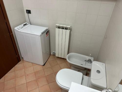 een kleine badkamer met een toilet en een wastafel bij La Casa di Mia in Bergamo