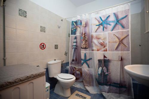 y baño con aseo y lavamanos. en Natural Quiet Accommodation en Kallithea Rhodes