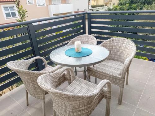- une table et des chaises avec une bougie sur la terrasse dans l'établissement MARTINA 1, à Bašanija