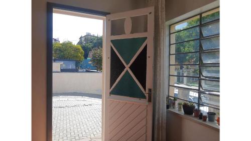 グラマドにあるHospedagem 154 Colonialの窓付きのパティオにつながるドア