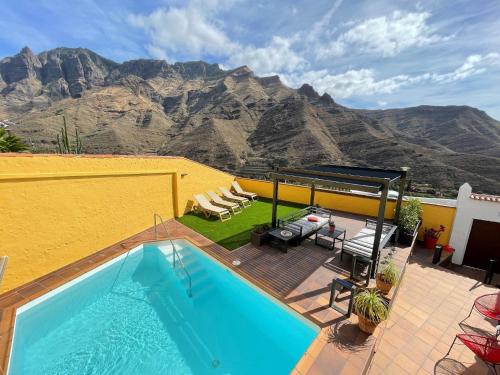 uma piscina com vista para as montanhas em Ferienhaus für 4 Personen und 2 Kinder in Urb La Suerte, Gran Canaria Westküste Gran Canaria em Agaete