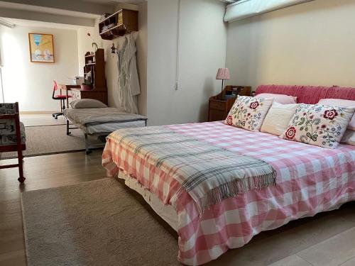 una camera con un letto con una coperta rossa e bianca di Ferienhaus für 4 Personen und 2 Kinder in Urb La Suerte, Gran Canaria Westküste Gran Canaria ad Agaete