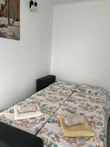 1 dormitorio con 1 cama con 2 toallas en Skadarska, en Pančevo