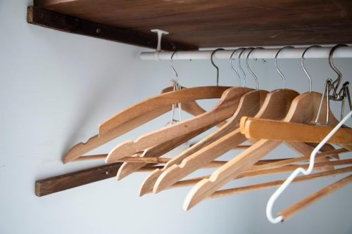 ein Bündel Holzutensilien, die an einem Gestell hängen in der Unterkunft Maisonnette individuelle au coeur de Vernon in Vernon