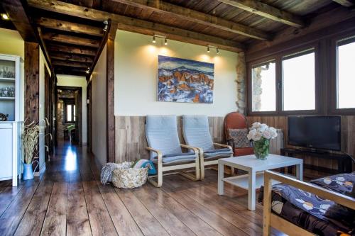 salon z drewnianą podłogą i telewizorem w obiekcie Ferienhaus für 12 Personen in Carucedo, Kastilien-Leon Provinz Len w mieście Carucedo