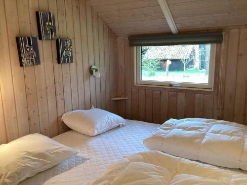 2 Einzelbetten in einem Zimmer mit Fenster in der Unterkunft Holiday home Ansager XLI in Ansager