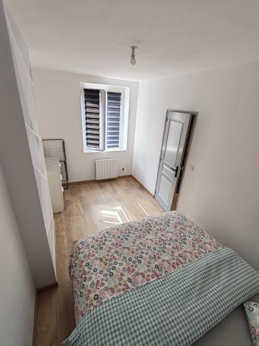 une chambre avec un lit et une fenêtre dans l'établissement Appartement 40 m2, à Saint-Étienne