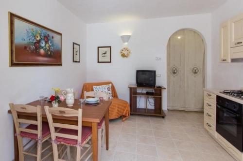 eine Küche und ein Esszimmer mit einem Tisch und Stühlen in der Unterkunft Wohnung in Martina Franca mit Möblierter Terrasse in Martina Franca