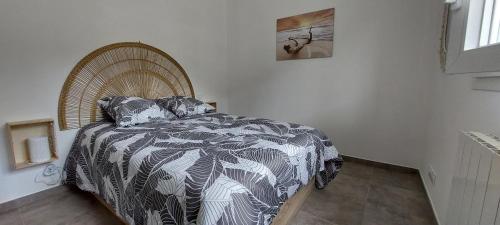 une chambre avec un lit avec une couette noire et blanche dans l'établissement A Caseta RDC, à Cervione