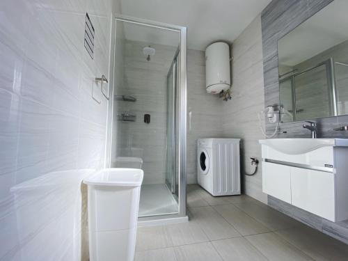 格齊拉的住宿－Cast Apartments，带淋浴、卫生间和盥洗盆的浴室