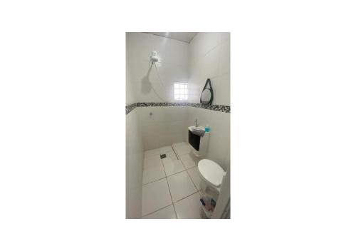 La salle de bains est pourvue d'une douche et de toilettes. dans l'établissement Kitnet Edícula Araçatuba/Birigui Temporada, à Araçatuba