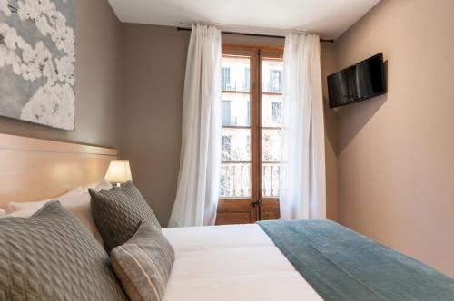 1 dormitorio con cama y ventana en Casa PILAR Central By MyRentalHost, en Barcelona