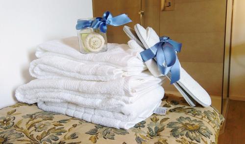 a stack of towels with a jar on top at La Maison di Bologna in Bologna