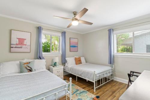 Ένα ή περισσότερα κρεβάτια σε δωμάτιο στο 2 miles to Beach~ Pool ~Cabana~ Pool Table