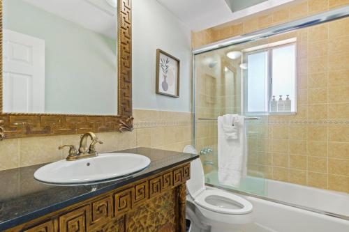 uma casa de banho com um lavatório, um WC e um chuveiro em 2 miles to Beach~ Pool ~Cabana~ Pool Table em Deerfield Beach