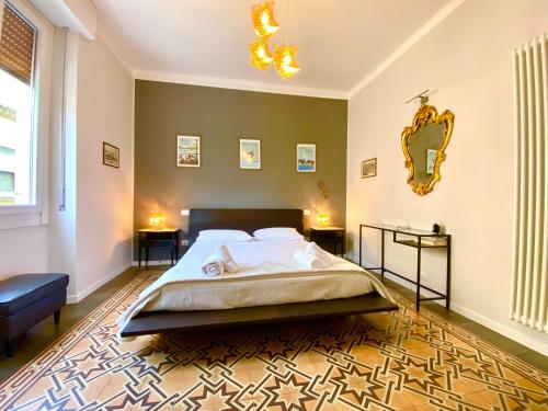 a bedroom with a bed and a mirror on the wall at Comoluxhouse- Intero appartamento in Como