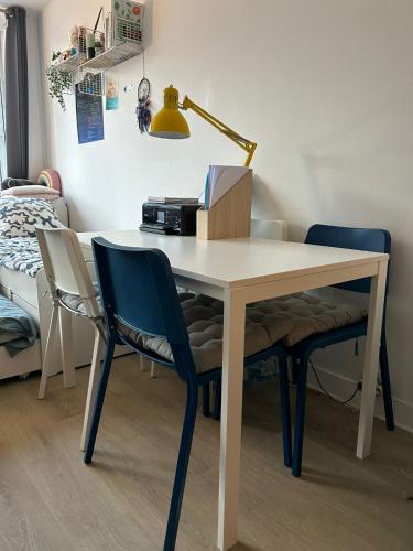 un bureau avec deux chaises et une table avec une lampe dans l'établissement Appartement de charme pour les JO 2024, à Paris