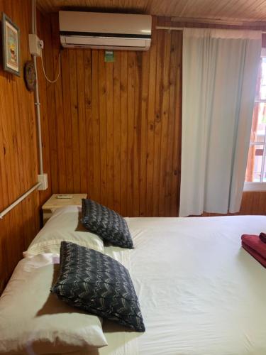 Un pat sau paturi într-o cameră la Ambar House Apart