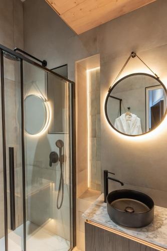 une salle de bain avec un lavabo et un miroir dans l'établissement SAINT- PAUL - LUXURY APARTMENT IN HOTEL DE VILLE, à Paris