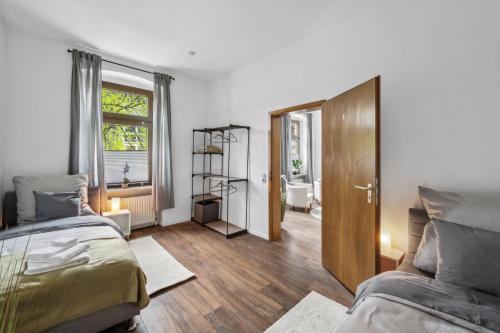 1 Schlafzimmer mit 2 Betten und einem Fenster in der Unterkunft Top Lage Ideal für Geschäftsleute, Monteure, Familien, 3 Zimmer, Flachbild-TV in Wuppertal
