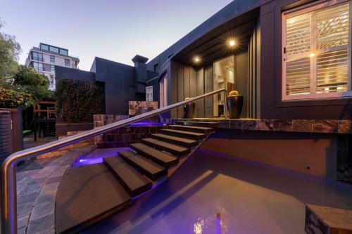 uma casa com piscina com corrimão de escada em O on Kloof Boutique Hotel & Spa em Cidade do Cabo