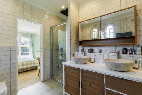 zwei Waschbecken auf einer Theke im Bad in der Unterkunft Charming provençal family house with swimming pool in Antibes