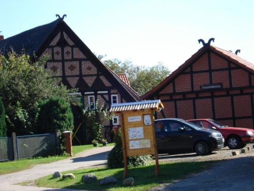 ein Gebäude mit einem Schild davor in der Unterkunft Ganze Wohnung in Jameln mit Garten, Grill und Terrasse - b57780 in Jameln