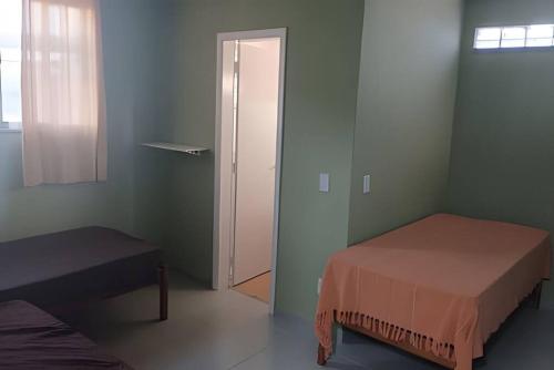 Casa Azul في ريو داس أوستراس: غرفة بسريرين وباب للخزانة