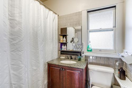 uma casa de banho com uma cortina de chuveiro branca e um lavatório. em North Oakland Apartment Near Shopping and Dining em Oakland