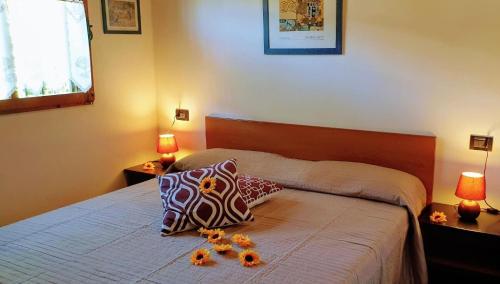 um quarto com uma cama com ursos de peluche em Chalet - b57732 em San Felice del Benaco
