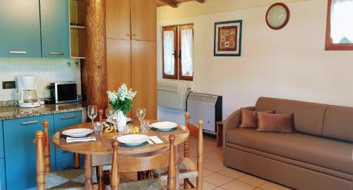 uma sala de estar com uma mesa e um sofá em Chalet - b57732 em San Felice del Benaco