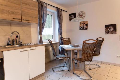 a kitchen with a table and chairs and a window at Großzügiges Ferienstudio für zwei Personen in Weißenstadt