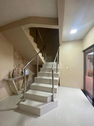 a staircase in a building with a stair case at Casa em Luís Eduardo Magalhães in Luis Eduardo Magalhaes