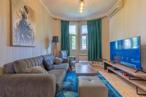 2 Designer Apartments Seconds Away From Тhe Main Street, FREE Parking