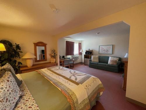 een slaapkamer met een bed en een woonkamer bij Country Lodge Inn in Florenceville