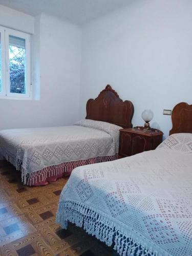 een kamer met 2 bedden en een raam bij Casa Ereño in Medina de Pomar