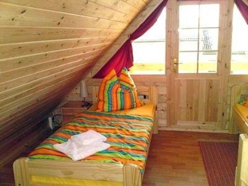 a bed in a room with a roof at Stolpseehäuser Himmelpfort - Urlaub bei Freunden in Fürstenberg-Havel