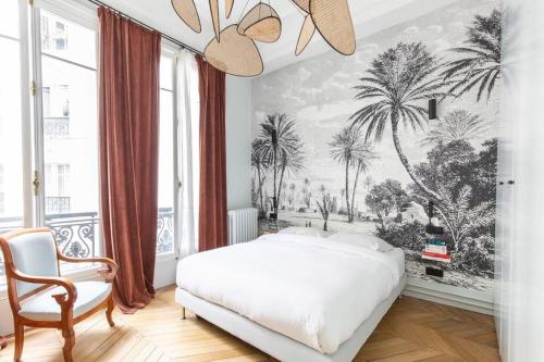 - une chambre avec un lit et une fresque murale de palmiers dans l'établissement Elégant appartement familial à Paris, à Paris
