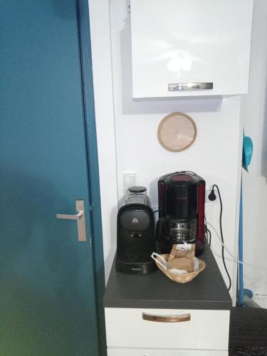 - une cafetière sur un comptoir dans la chambre dans l'établissement Studio rénové vue montagne, à Amélie-les-Bains-Palalda