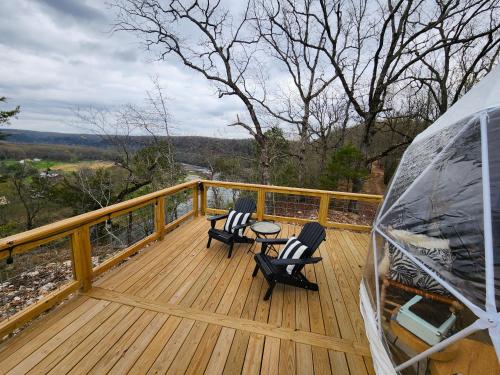 Balkón nebo terasa v ubytování NEW RIVER VIEW Cliff Dome Glamping @ White River, minutes to fishing, hikes!