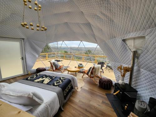 Postel nebo postele na pokoji v ubytování NEW RIVER VIEW Cliff Dome Glamping @ White River, minutes to fishing, hikes!