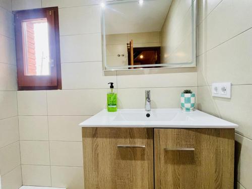 een badkamer met een wastafel en een spiegel bij Villa Lotus by Costabravaway in Calonge
