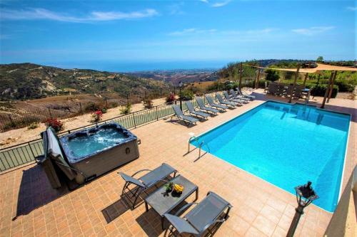 una grande piscina con sedie a sdraio e una piscina di Ferienhaus für 10 Personen und 2 Kinder in Kathikas, Westküste von Zypern a Kathikas